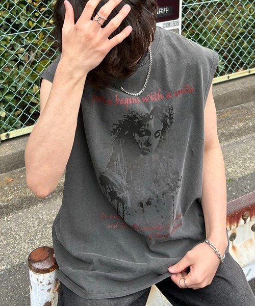 Confirm（コンファーム）の「25SS ヴィンテージライク ピグメント加工 アメカジ風 レトロプリントアソート ノースリーブ カットソー ユニセックス【Confirm】（タンクトップ・メンズ・グレー系その他3/グレー系その他4/ベージュ系その他2/ベージュ系その他3/ベージュ系その他4/グレー系その他2/グレー系その他/ベージュ系その他/ベージュ/チャコールグレー・M/L/XL）」の2枚目の写真