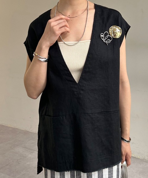 SHENERY(シーナリー)の「ブローチ付Vネックリネンベスト(ベスト・レディース・ブラック/ベージュ・FREE)」の2枚目の写真