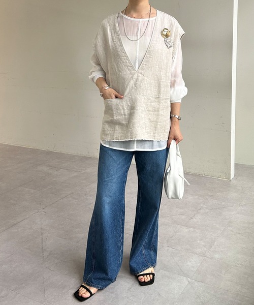 SHENERY(シーナリー)の「ブローチ付Vネックリネンベスト(ベスト・レディース・ブラック/ベージュ・FREE)」の3枚目の写真