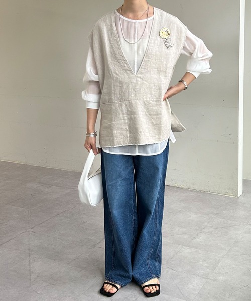 SHENERY(シーナリー)の「ブローチ付Vネックリネンベスト(ベスト・レディース・ブラック/ベージュ・FREE)」の4枚目の写真