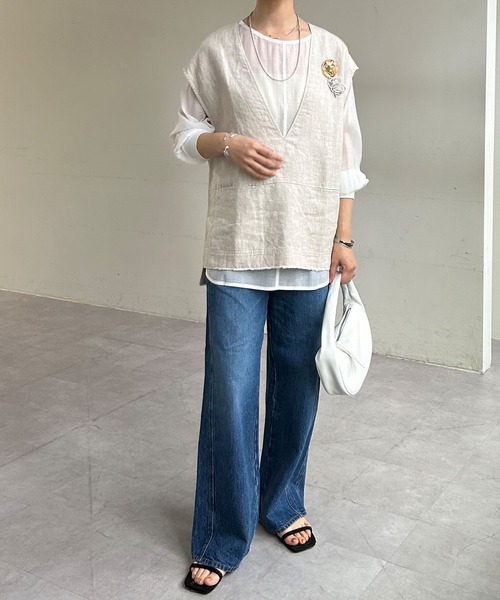 SHENERY(シーナリー)の「ブローチ付Vネックリネンベスト(ベスト・レディース・ブラック/ベージュ・FREE)」の6枚目の写真