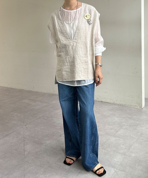 SHENERY(シーナリー)の「ブローチ付Vネックリネンベスト(ベスト・レディース・ブラック/ベージュ・FREE)」の7枚目の写真