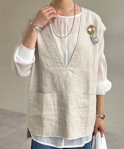 SHENERY(シーナリー)の「ブローチ付Vネックリネンベスト(ベスト・レディース・ブラック/ベージュ・FREE)」の8枚目の写真