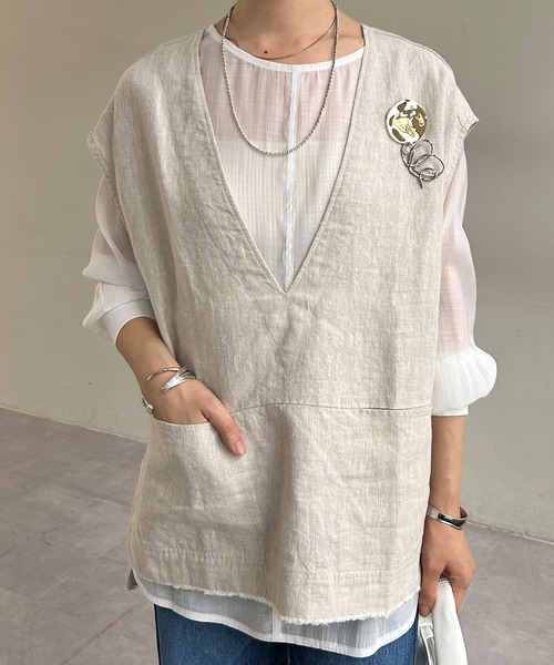 SHENERY(シーナリー)の「ブローチ付Vネックリネンベスト(ベスト・レディース・ブラック/ベージュ・FREE)」の9枚目の写真