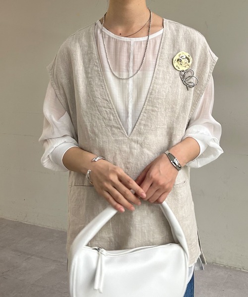 SHENERY(シーナリー)の「ブローチ付Vネックリネンベスト(ベスト・レディース・ブラック/ベージュ・FREE)」の10枚目の写真