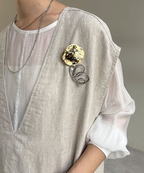 SHENERY(シーナリー)の「ブローチ付Vネックリネンベスト(ベスト・レディース・ブラック/ベージュ・FREE)」の12枚目の写真