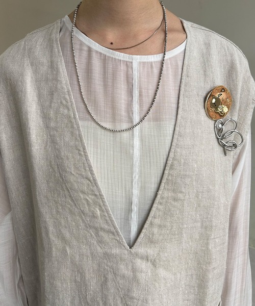 SHENERY(シーナリー)の「ブローチ付Vネックリネンベスト(ベスト・レディース・ブラック/ベージュ・FREE)」の17枚目の写真