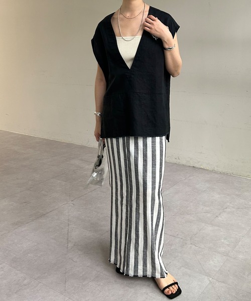 SHENERY(シーナリー)の「ブローチ付Vネックリネンベスト(ベスト・レディース・ブラック/ベージュ・FREE)」の21枚目の写真