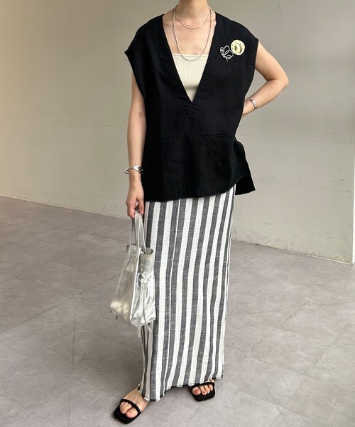 SHENERY(シーナリー)の「ブローチ付Vネックリネンベスト(ベスト・レディース・ブラック/ベージュ・FREE)」の22枚目の写真