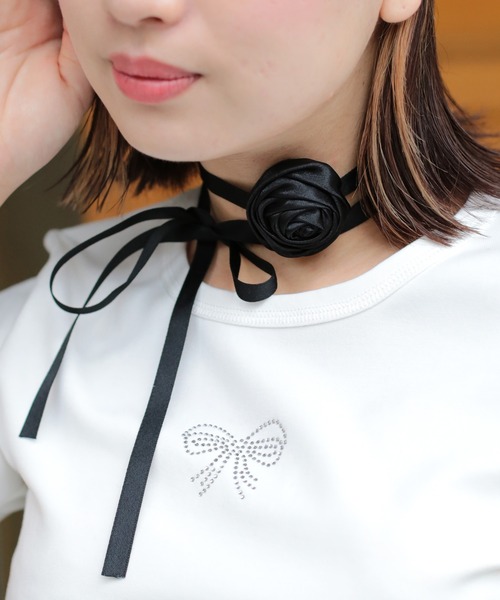 SPINNS(スピンズ)の「サテンローズチョーカー バレエコア(チョーカー・レディース・ピンク/ブラック/アイボリー・ONESIZE)」の1枚目の写真