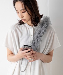 MILLION CARATS（ミリオンカラッツ）の「程良いフリルのボリューム感で存在感を放ちつつ、透明感のあるチュール素材でコーディネートに取り入れやすいトレンドライクなショルダーチュールスマホストラップ（スマホグッズ）」