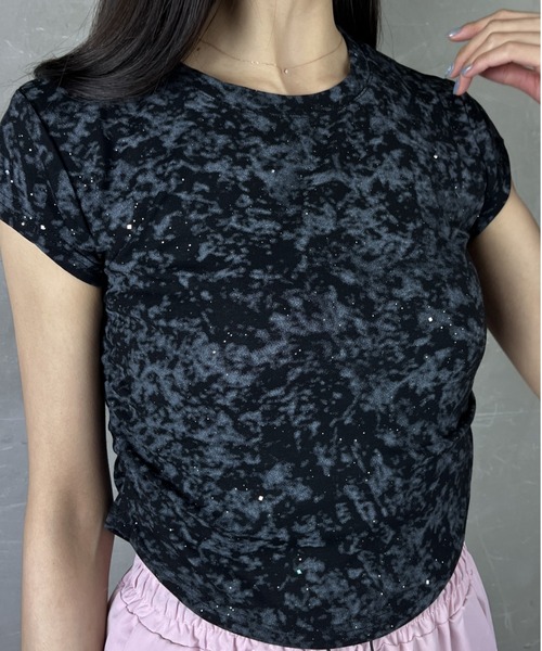 tolene(トレネ)の「タイダイ染め風プリントサイドシャーリング半袖Tシャツ(Tシャツ/カットソー・レディース・ブラック/ホワイト・FREE)」の2枚目の写真