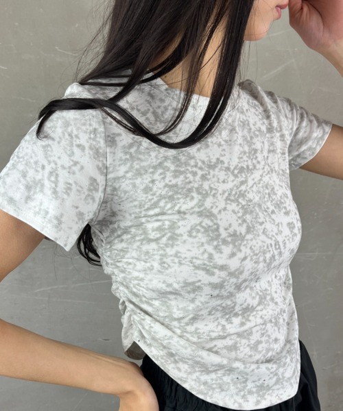 tolene(トレネ)の「タイダイ染め風プリントサイドシャーリング半袖Tシャツ(Tシャツ/カットソー・レディース・ブラック/ホワイト・FREE)」の9枚目の写真