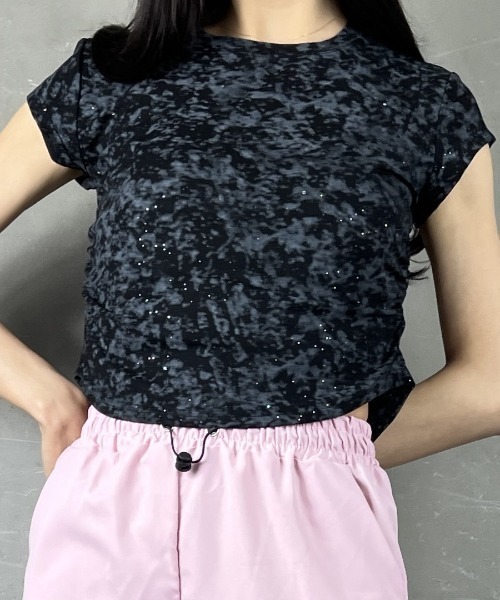 tolene(トレネ)の「タイダイ染め風プリントサイドシャーリング半袖Tシャツ(Tシャツ/カットソー・レディース・ブラック/ホワイト・FREE)」の6枚目の写真