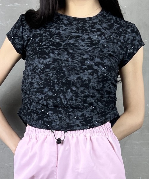 tolene(トレネ)の「タイダイ染め風プリントサイドシャーリング半袖Tシャツ(Tシャツ/カットソー・レディース・ブラック/ホワイト・FREE)」の5枚目の写真