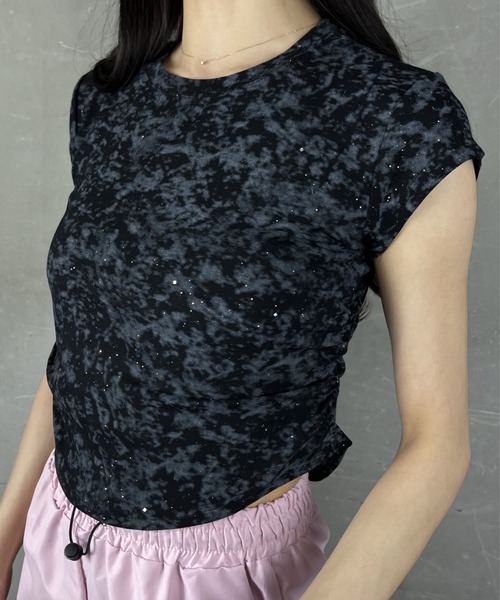 tolene(トレネ)の「タイダイ染め風プリントサイドシャーリング半袖Tシャツ(Tシャツ/カットソー・レディース・ブラック/ホワイト・FREE)」の3枚目の写真