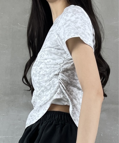 tolene(トレネ)の「タイダイ染め風プリントサイドシャーリング半袖Tシャツ(Tシャツ/カットソー・レディース・ブラック/ホワイト・FREE)」の10枚目の写真