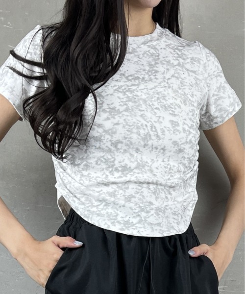tolene(トレネ)の「タイダイ染め風プリントサイドシャーリング半袖Tシャツ(Tシャツ/カットソー・レディース・ブラック/ホワイト・FREE)」の7枚目の写真