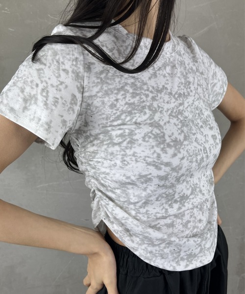 tolene(トレネ)の「タイダイ染め風プリントサイドシャーリング半袖Tシャツ(Tシャツ/カットソー・レディース・ブラック/ホワイト・FREE)」の8枚目の写真