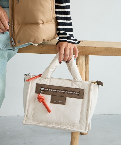 BAYFLOW（ベイフロー）の「[500mlペットボトルが入る]パッファースクエアショルダー（ショルダーバッグ・レディース・ボルドー/アイボリー/ブラック/シルバー/ライトベージュ・FREE）」の4枚目の写真