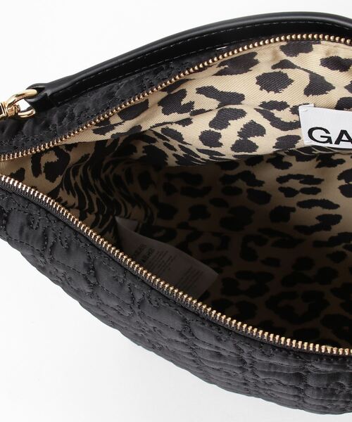 GANNI（ガニー）の「GANNI Butterfly Medium Pouch Satin ガニー バタフライ ミディアム ハンドバッグ（ハンドバッグ・レディース・ブラック・FREE）」の15枚目の写真