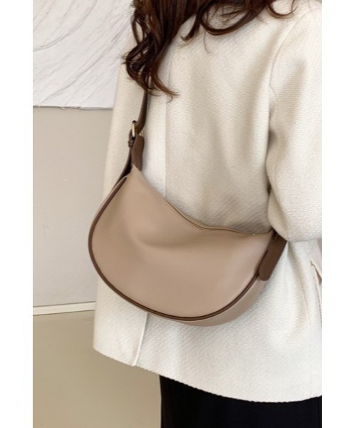 新品♡ハーフムーン型♡メタリックシルバー ショルダーバッグ セール】ハーフムーン型ショルダーバッグ（ショルダーバッグ