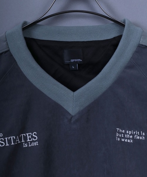 ANPAS（アンパス）の「Nylon Fabric Logo Embroidery Pullover/ナイロン ゲームシャツ スウェット トップス ユニフォーム Ｖネック オーバーサイズ（ナイロンジャケット・メンズ・カーキ/チャコール・M/L）」の8枚目の写真