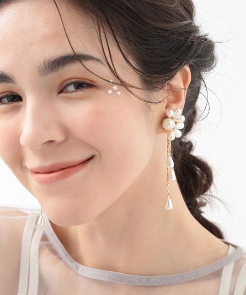 CALIN STANDARD(カリンスタンダード)の「◆◆金属アレルギー対応◆◆〈ecru〉 パールフラワーロングイヤリング(イヤリング・レディース・ゴールド・FREE)」の3枚目の写真