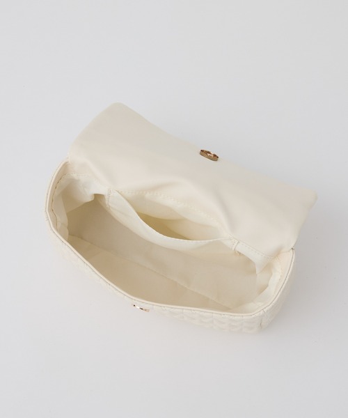 one after another NICE CLAUP(ワンアフターアナザーナイスクラップ)の「エンブレム付きキルティングショルダーバッグ(ショルダーバッグ・レディース・ブラウン/ブラック/アイボリー・FREE)」の10枚目の写真