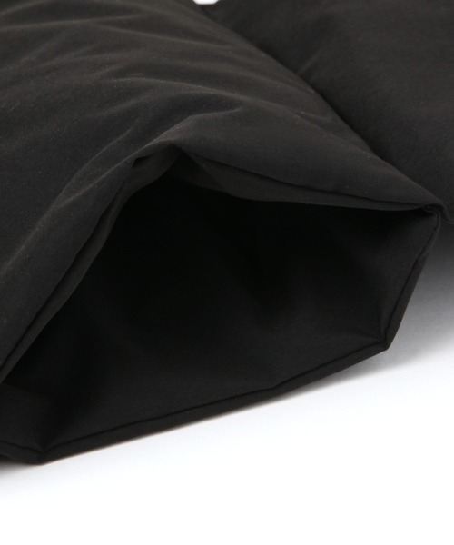 BAYFLOW（ベイフロー）の「[小さく収納できる]ポケッタブル中綿マフラー（マフラー・レディース・ブラック/アイボリー・FREE）」の4枚目の写真