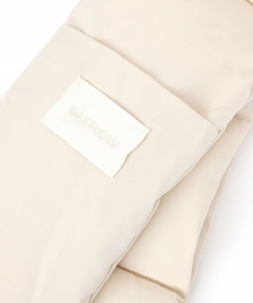 BAYFLOW（ベイフロー）の「[小さく収納できる]ポケッタブル中綿マフラー（マフラー・レディース・ブラック/アイボリー・FREE）」の7枚目の写真