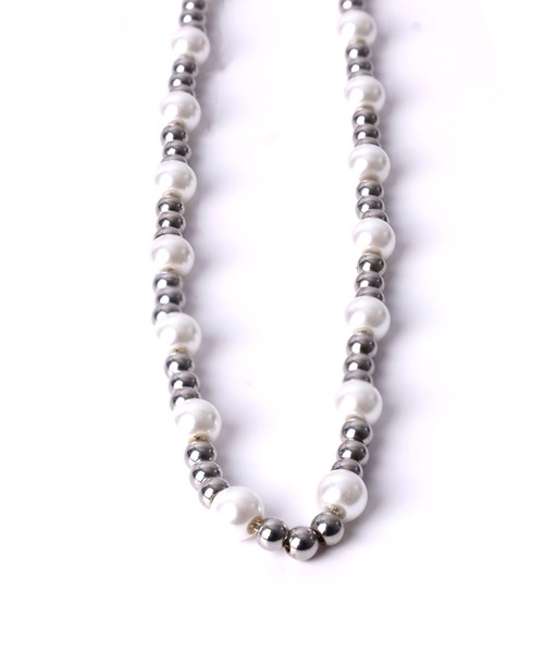 LHME(エルエイチエムイー)の「【WEB限定】“MELLOW”パールミックスボールチェーンネックレス(ミディアム)/ステンレススティール【LHME / エルエイチエムイー】(ネックレス・レディース・ホワイト×シルバー・46cm)」の2枚目の写真
