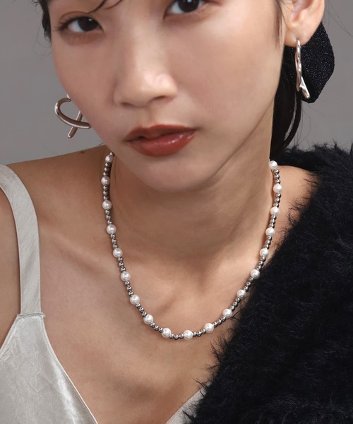 LHME(エルエイチエムイー)の「【WEB限定】“MELLOW”パールミックスボールチェーンネックレス(ミディアム)/ステンレススティール【LHME / エルエイチエムイー】(ネックレス・レディース・ホワイト×シルバー・46cm)」の5枚目の写真