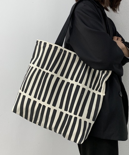 Ritzy（リッツィー）の「北欧柄 キャンバストートバッグ（トートバッグ・レディース・ブラック・FREE）」の2枚目の写真