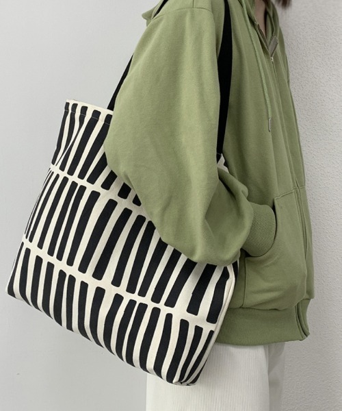 Ritzy（リッツィー）の「北欧柄 キャンバストートバッグ（トートバッグ・レディース・ブラック・FREE）」の4枚目の写真