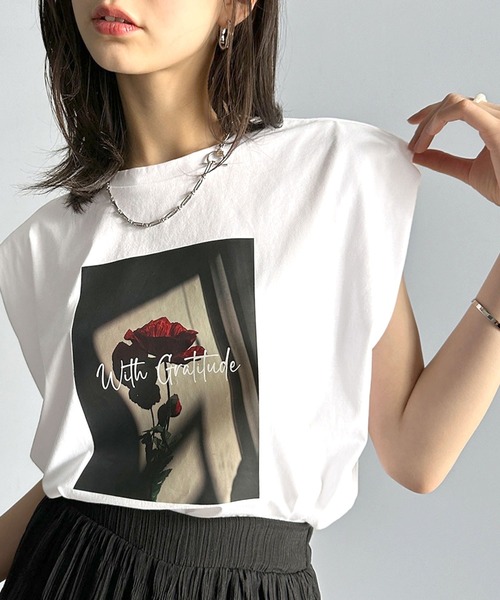 classicalelf（クラシカルエルフ）の「シンプルなのに着映える！お花フォトプリントシルケット加工フレンチスリーブTシャツ（Tシャツ/カットソー・レディース・モーブ系/チャコール/ホワイト・LARGE/MEDIUM/SMALL/X-LARGE）」の2枚目の写真