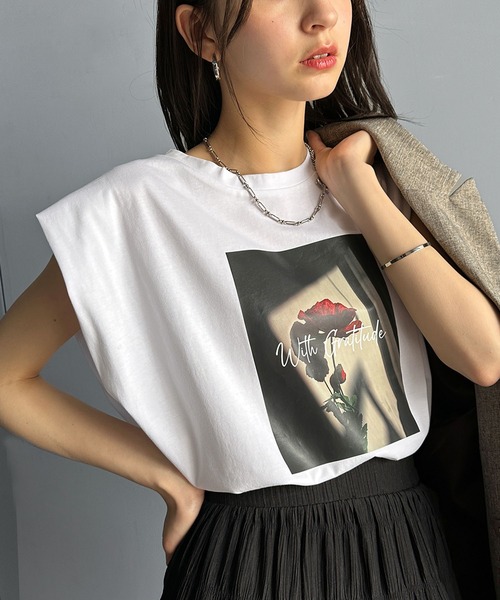 classicalelf（クラシカルエルフ）の「シンプルなのに着映える！お花フォトプリントシルケット加工フレンチスリーブTシャツ（Tシャツ/カットソー・レディース・モーブ系/チャコール/ホワイト・LARGE/MEDIUM/SMALL/X-LARGE）」の12枚目の写真