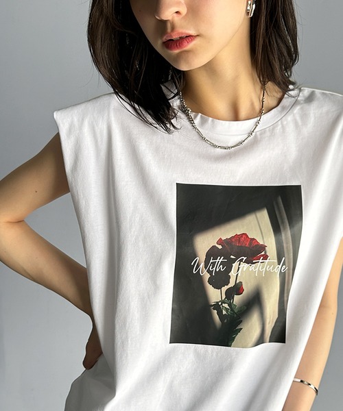 classicalelf（クラシカルエルフ）の「シンプルなのに着映える！お花フォトプリントシルケット加工フレンチスリーブTシャツ（Tシャツ/カットソー・レディース・モーブ系/チャコール/ホワイト・LARGE/MEDIUM/SMALL/X-LARGE）」の4枚目の写真