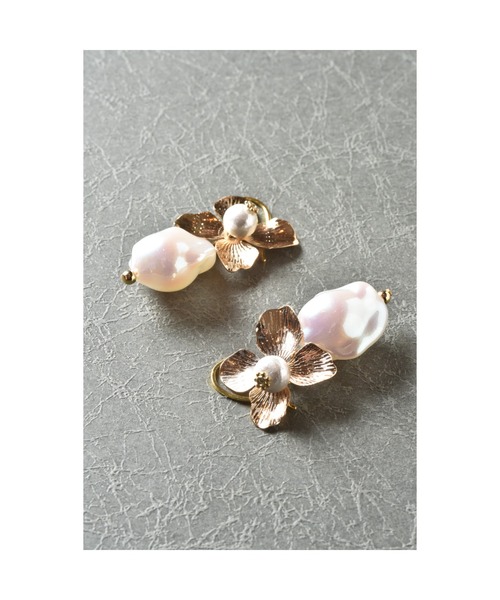 tone（トーン）の「【Astyle】フラワー×オーロラパールステンレスピアス(MA)（ピアス（両耳用）・レディース・ゴールド・FREE）」の2枚目の写真
