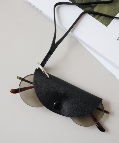 Port（ポート）の「【 Port / ポート 】 フェイクレザー メガネ サングラス ホルダー ネックレス（サングラス・レディース・ブラック/ブラウン/ブラック系その他/ブラウン系その他・FREE）」の2枚目の写真