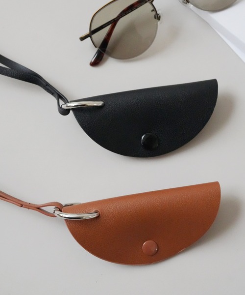 Port（ポート）の「【 Port / ポート 】 フェイクレザー メガネ サングラス ホルダー ネックレス（サングラス・レディース・ブラック/ブラウン/ブラック系その他/ブラウン系その他・FREE）」の4枚目の写真