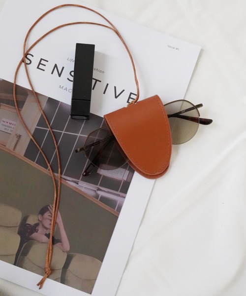 Port（ポート）の「【 Port / ポート 】 フェイクレザー メガネ サングラス ホルダー ネックレス（サングラス・レディース・ブラック/ブラウン/ブラック系その他/ブラウン系その他・FREE）」の3枚目の写真