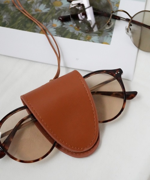 Port（ポート）の「【 Port / ポート 】 フェイクレザー メガネ サングラス ホルダー ネックレス（サングラス・レディース・ブラック/ブラウン/ブラック系その他/ブラウン系その他・FREE）」の7枚目の写真