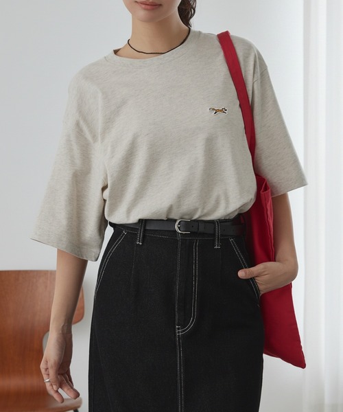 MONO-MART(モノマート)の「PENNEYS/ペニーズ 別注 THE FOX ロゴ ワンポイントワッペン刺繍 オーバーサイズ半袖Tシャツ(Tシャツ/カットソー・レディース・チャコール/ホワイト/ライトグレー/ダークネイビー/ピンク/アイボリー系/ブラック/ベージュ系/ブラック系/サックスブルー/レッド/グレー系1/ブラック系2/ブラウン系/グレイッシュベージュ・S/M/L)」の7枚目の写真