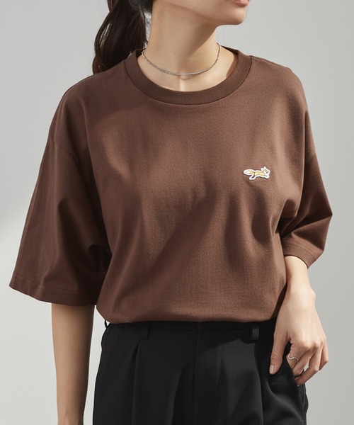 MONO-MART(モノマート)の「PENNEYS/ペニーズ 別注 THE FOX ロゴ ワンポイントワッペン刺繍 オーバーサイズ半袖Tシャツ(Tシャツ/カットソー・レディース・チャコール/ホワイト/ライトグレー/ダークネイビー/ピンク/アイボリー系/ブラック/ベージュ系/ブラック系/サックスブルー/レッド/グレー系1/ブラック系2/ブラウン系/グレイッシュベージュ・S/M/L)」の8枚目の写真