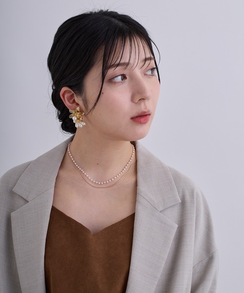 CALIN STANDARD(カリンスタンダード)の「◆◆金属アレルギー対応◆◆〈ecru〉フラワードロップパールイヤリング(イヤリング・レディース・ゴールド・FREE)」の3枚目の写真