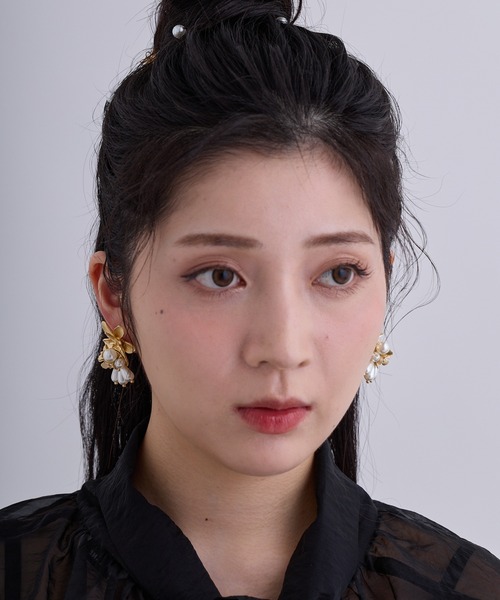 CALIN STANDARD(カリンスタンダード)の「◆◆金属アレルギー対応◆◆〈ecru〉フラワードロップパールイヤリング(イヤリング・レディース・ゴールド・FREE)」の6枚目の写真