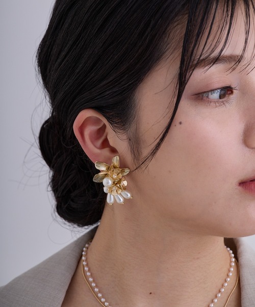 CALIN STANDARD(カリンスタンダード)の「◆◆金属アレルギー対応◆◆〈ecru〉フラワードロップパールイヤリング(イヤリング・レディース・ゴールド・FREE)」の7枚目の写真