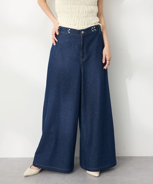 CRAFT STANDARD BOUTIQUE(クラフトスタンダードブティック)の「デニムタックパンツ(デニムパンツ・レディース・ライトインディゴブルー/ダークインディゴブルー・L/M)」の2枚目の写真