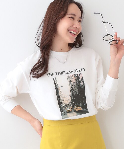 SHOO・LA・RUE（シューラルー）の「【洗える/S-LL】一枚でもレイヤードでも グラフィック長袖Tシャツ（Tシャツ/カットソー・レディース・ホワイト系1/ホワイト系2/ブラック系1/ベージュ系その他6/イエロー系その他4/ネイビー系2/ブルー系8/チャコール・01/03/04/02）」の2枚目の写真